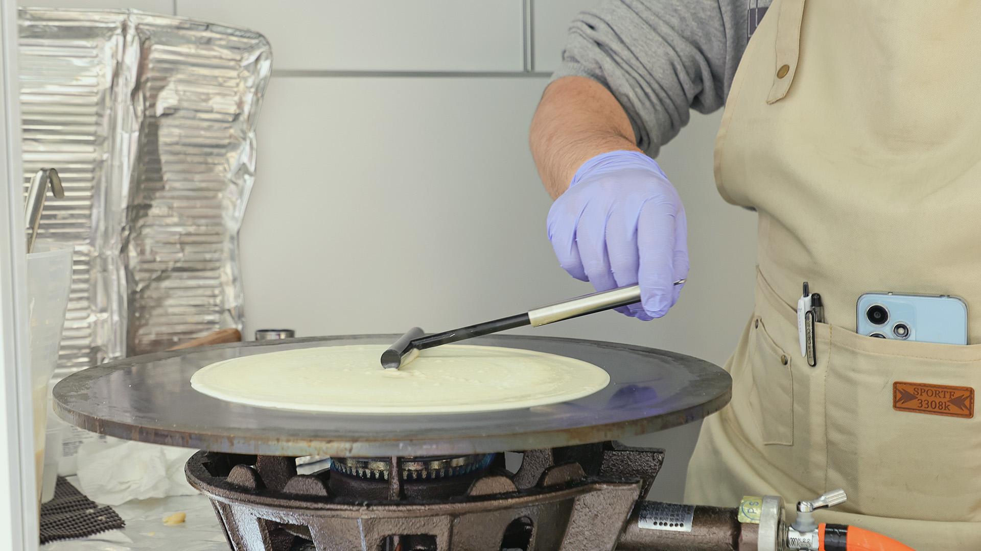 クレープ生地を焼く作業